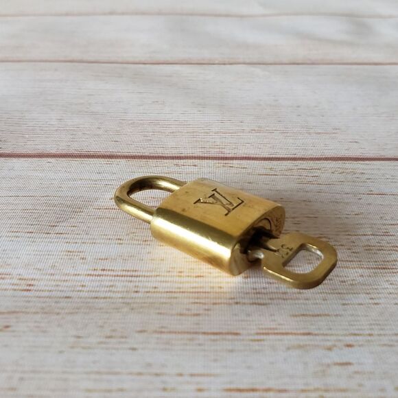 Authentic Louis Vuitton #301 Lock and Key Set Brass 300 Series Padlock - Picture 2 of 11